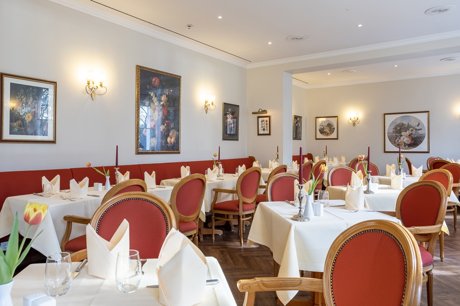 Restaurant Cottage im Hotel Döllnsee-Schorfheide - Familienhotel und Tagungshotel in Brandenburg bei Berlin Hotel Döllnsee-Schorfheide - Familienhotel und Tagungshotel in Brandenburg bei Berlin